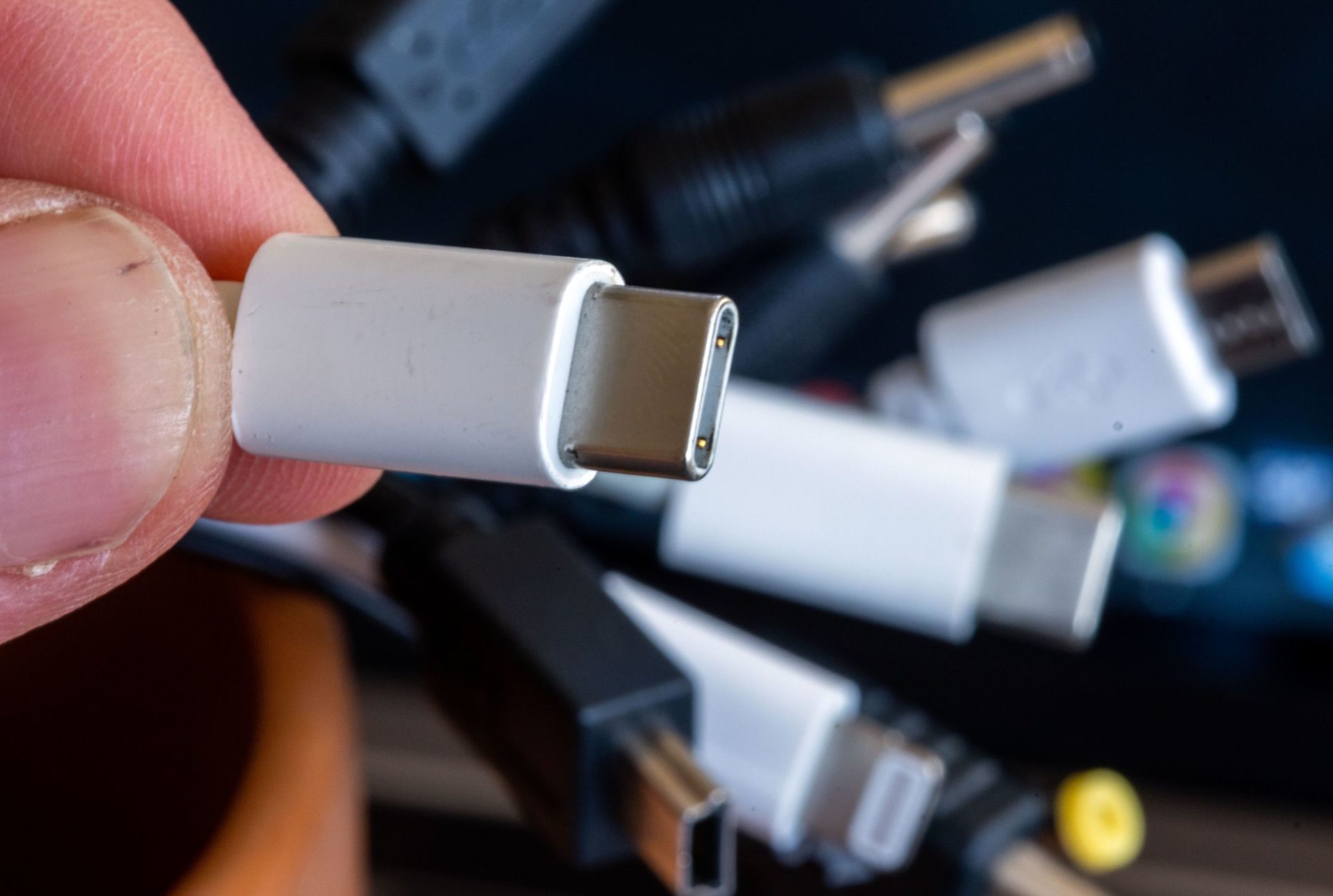 Europe in brief: Common charger for electronic devices from 2024, barely any progress on gender equality, new Italian Prime Minister Meloni “ready to collaborate with the EU” and EU Commission President von der Leyen to travel to the Balkans